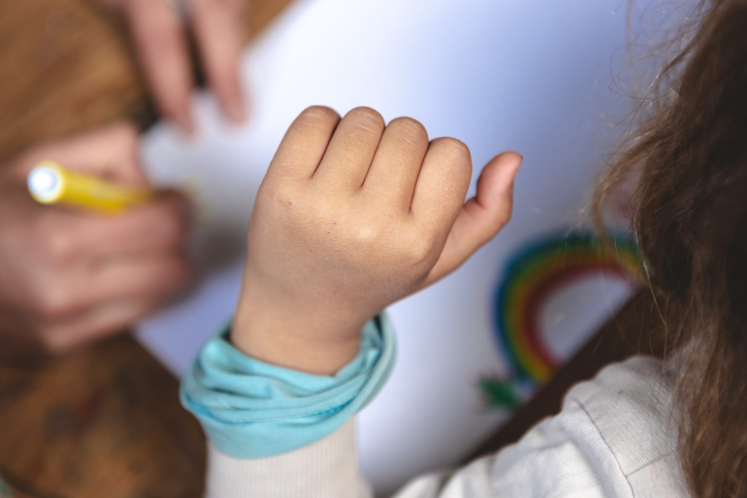 Cómo resolver los conflictos entre niños: guía para acompañar sin intervenir mal